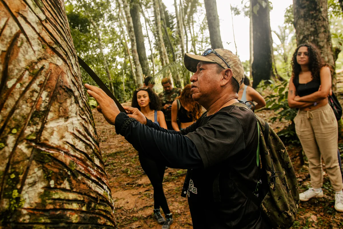Grupo escutando um guia local durante a jornada Amazônia