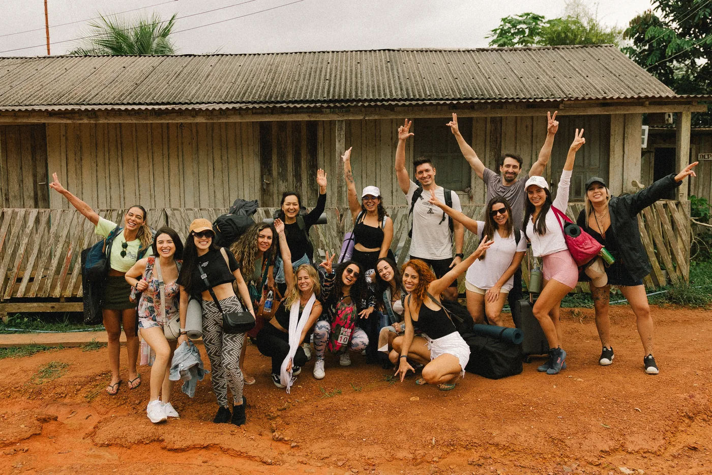 Grupo da Jornada Acenda reunido durante uma viagem pela Amazônia
