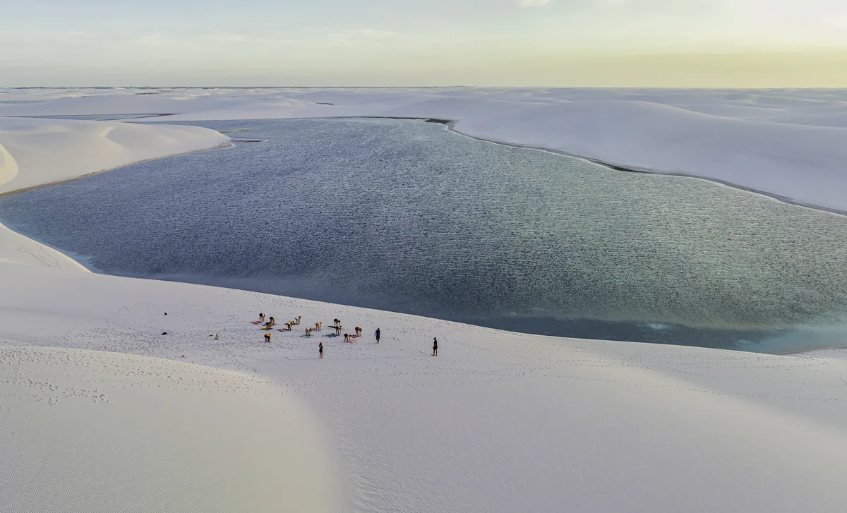 Grupo atravessando as dunas dos Lençóis Maranhenses