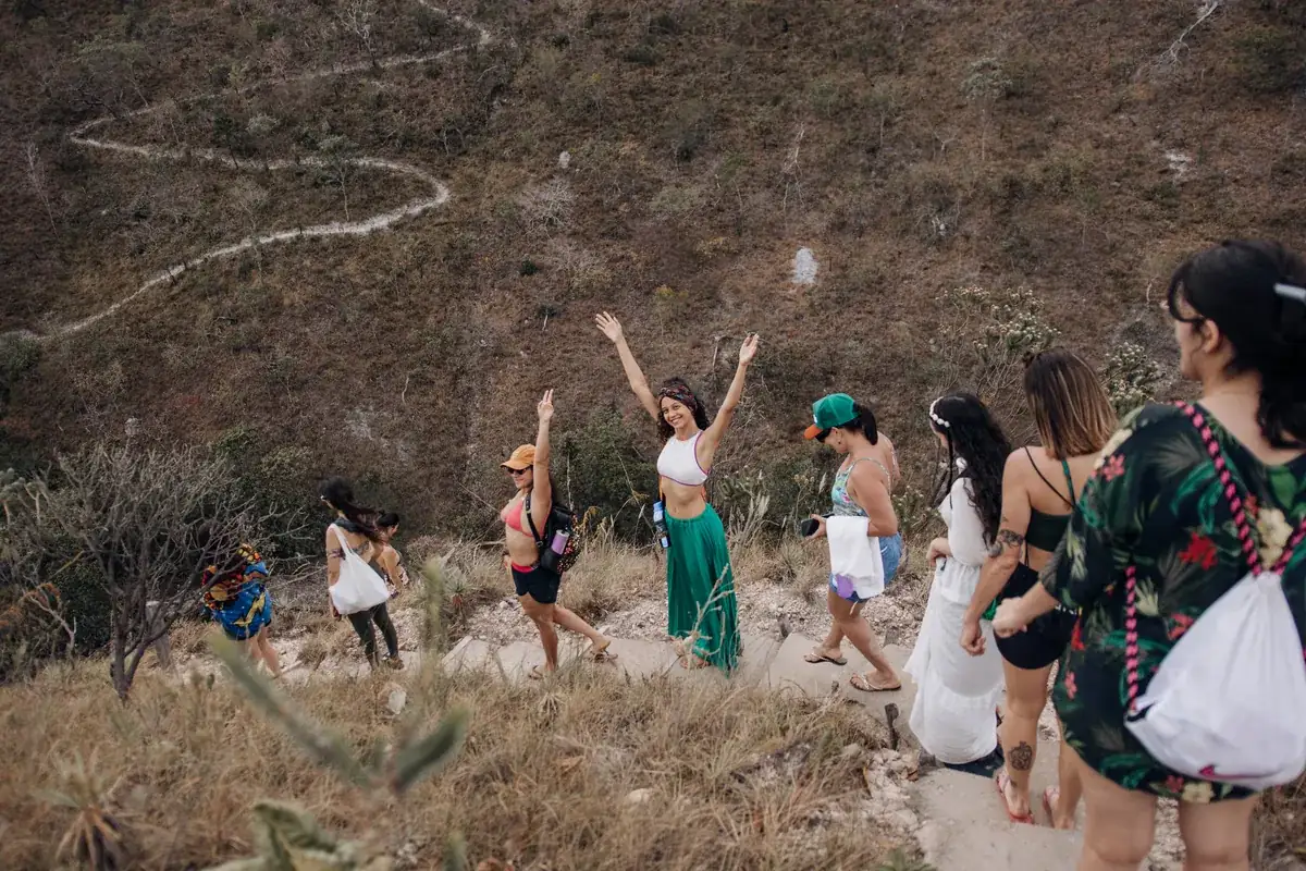 Mulheres dançando no cerrado no Retiro Acenda Mulheres