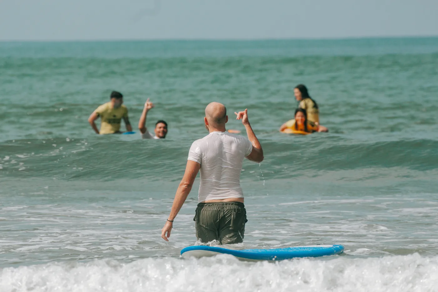 Mulher surfando durante a jornada Eu, Oceano