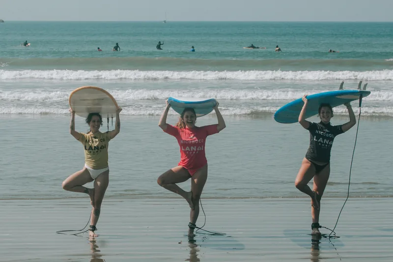 Grupo caminhando para o mar com pranchas