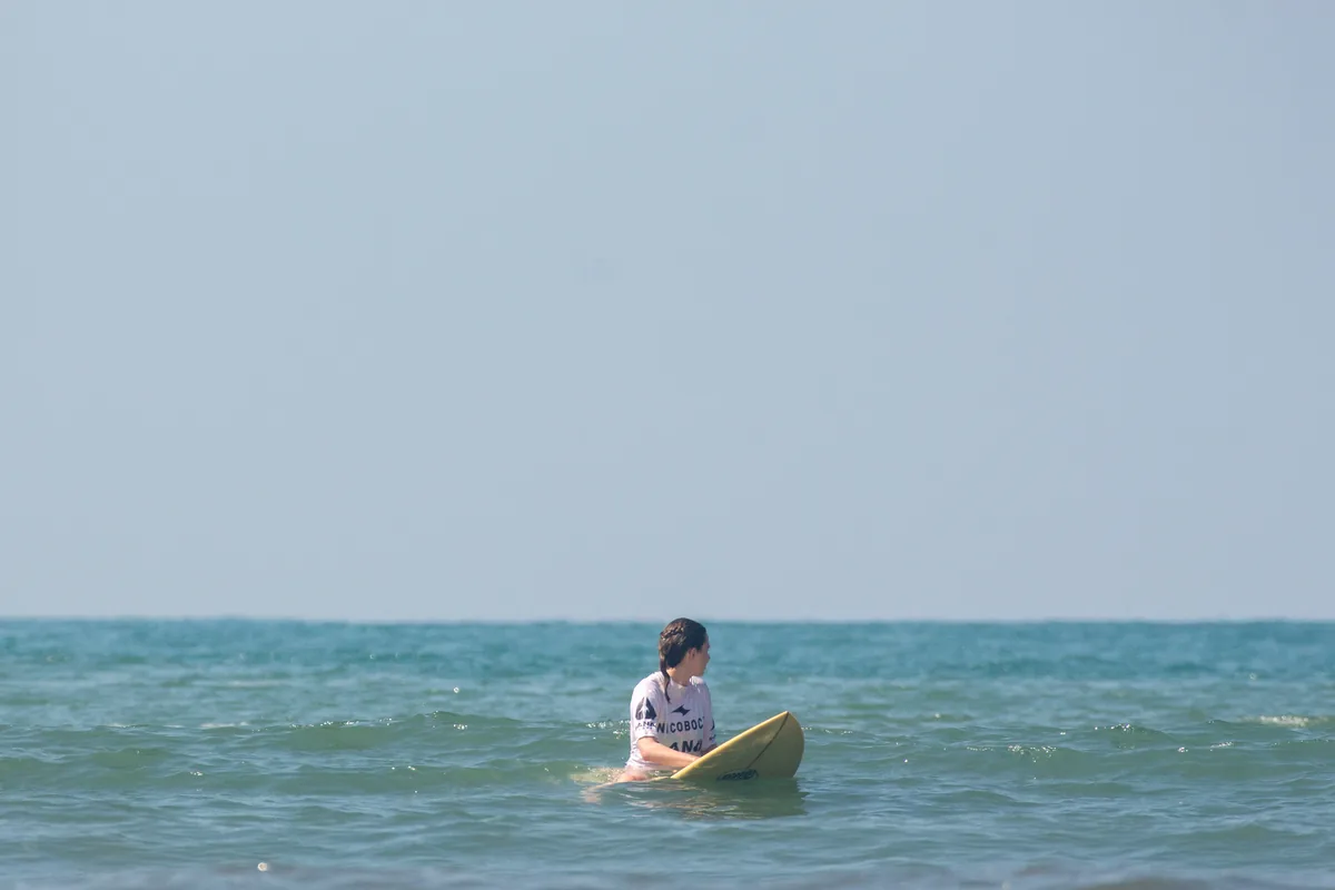 Participante no mar com prancha