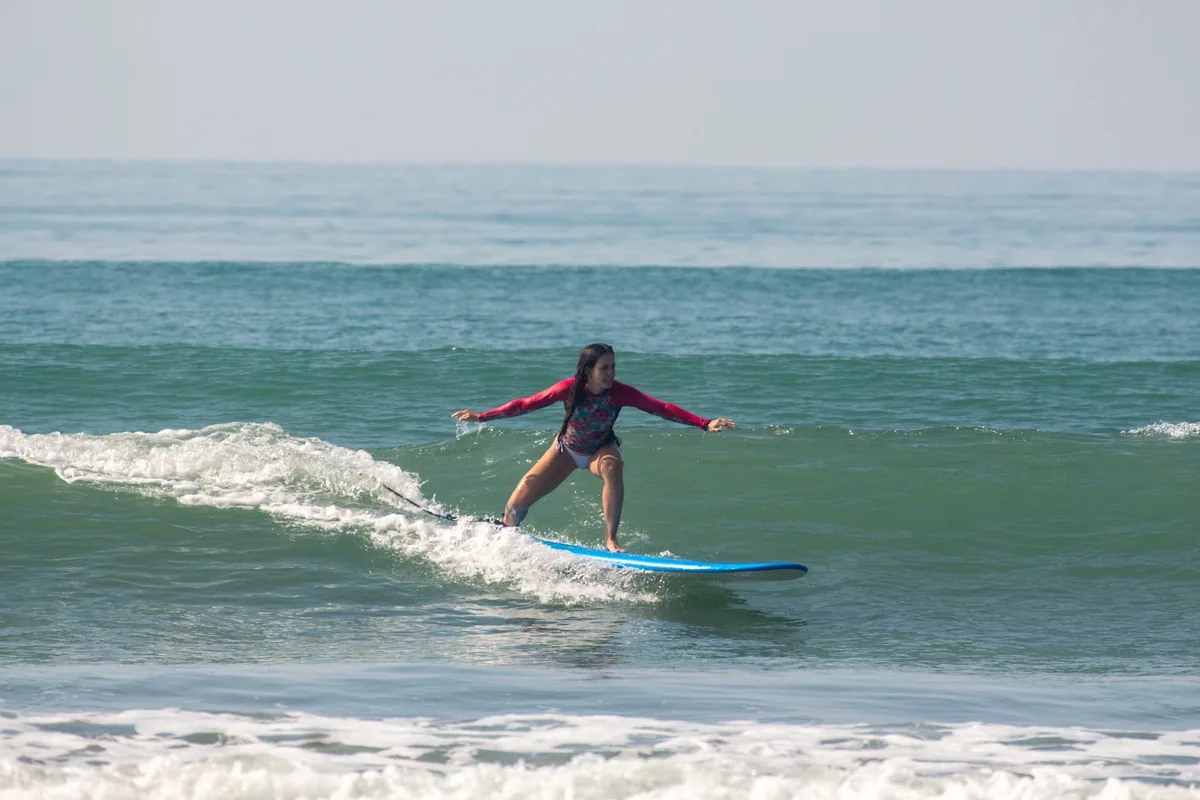 Grupo diverso durante aula de surf