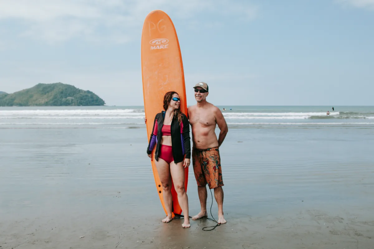 Participante de diferentes idades no surf