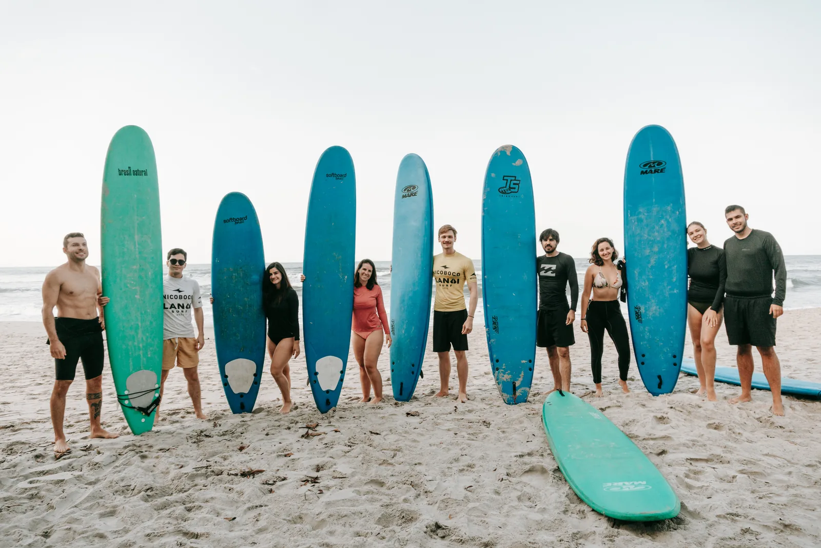 Grupo reunido na praia durante uma experiência da Jornada Acenda