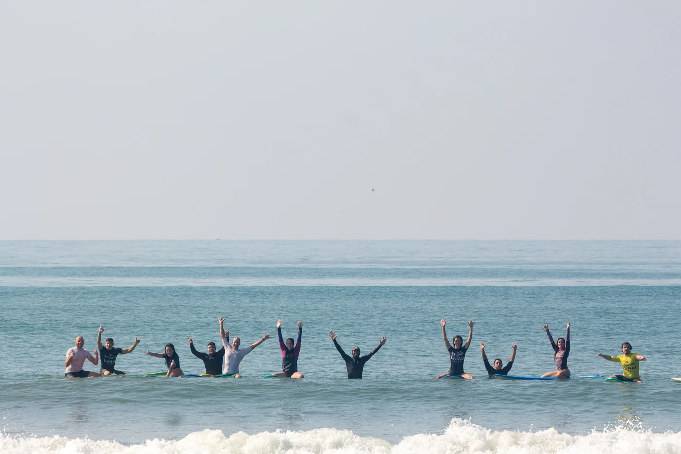 Aprendizado de surf acompanhado em grupo