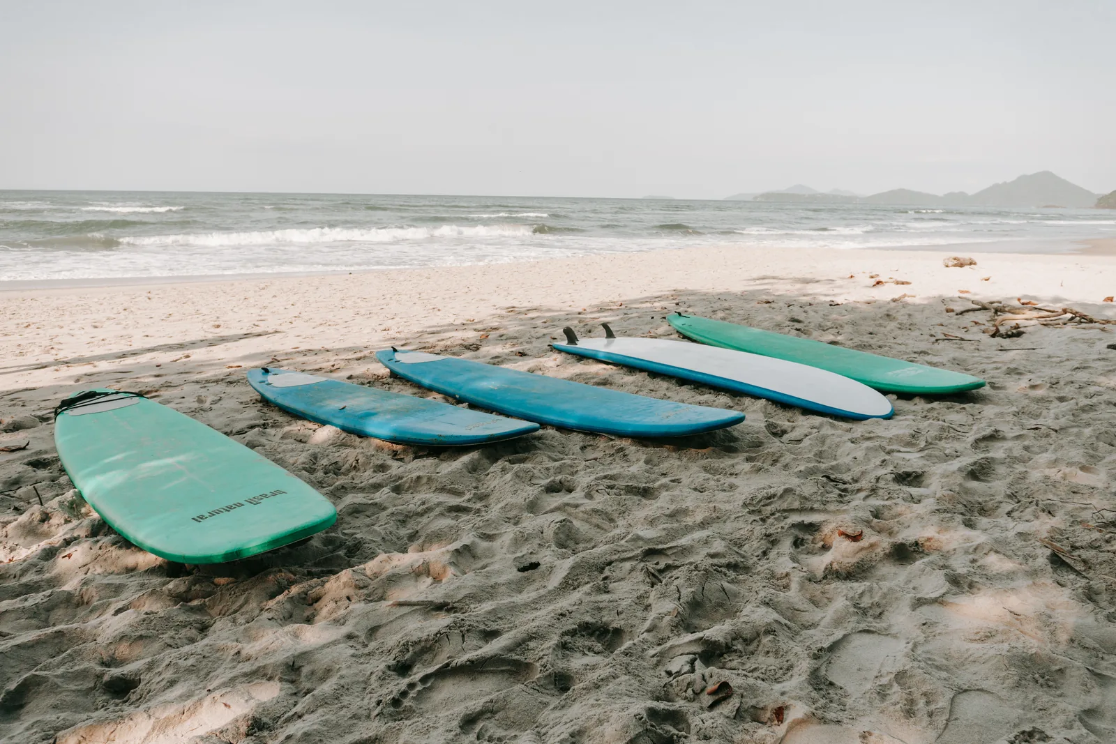 Pranchas descansando na areia depois da aula de surf