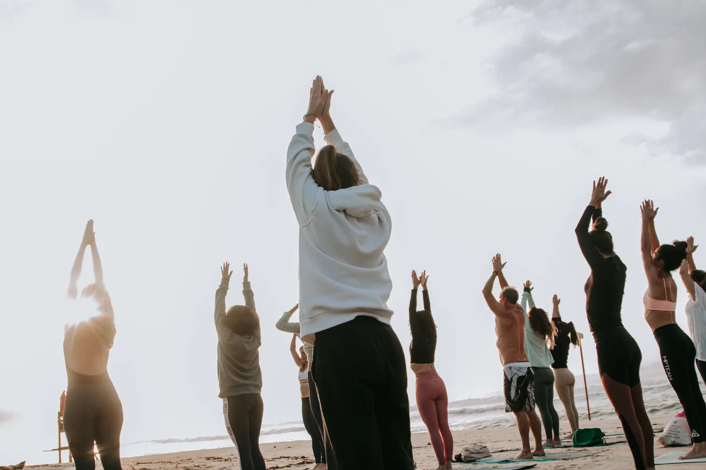 Círculo de yoga ao nascer do sol